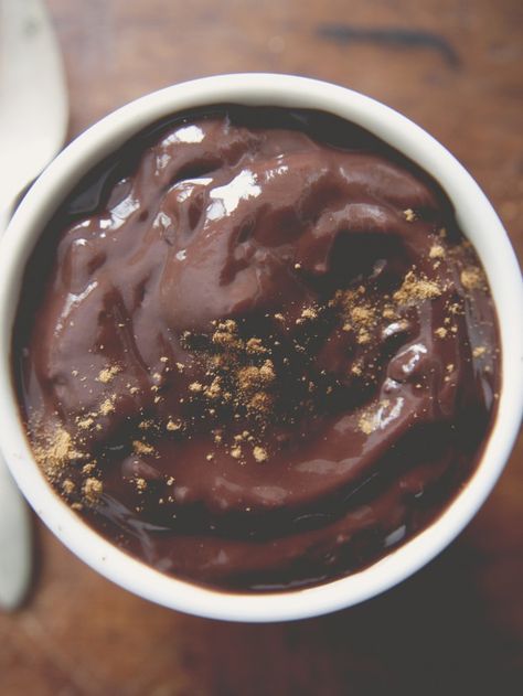 VEGAN CHOCOLATE PUDDING - The Kitchy Kitchen 4 Ingredient Desserts, Vegan Chocolate Pudding, Vegan Chocolate Mousse, Avocado Dessert, Avocado Chocolate Mousse, Avocado Chocolate, Desserts Vegan, Paleo Chocolate, Mousse Recipes