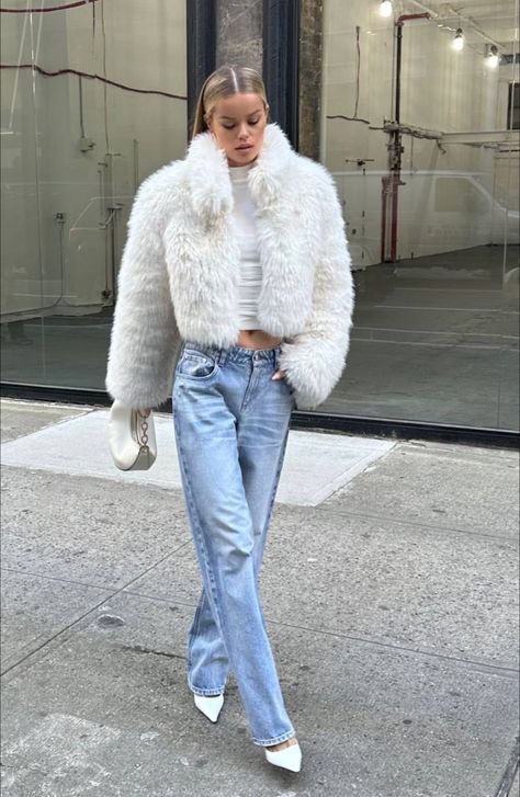 White Bag Winter Outfit, Styling Fur Coat, White Fur Jacket Outfit Winter, White Fur Coat Outfit Casual, Shaggy Coat Outfit, White Puffer Jacket Outfit Winter, White Fur Jacket Outfit, White Cropped Jacket Outfit, White Faux Fur Coat Outfit