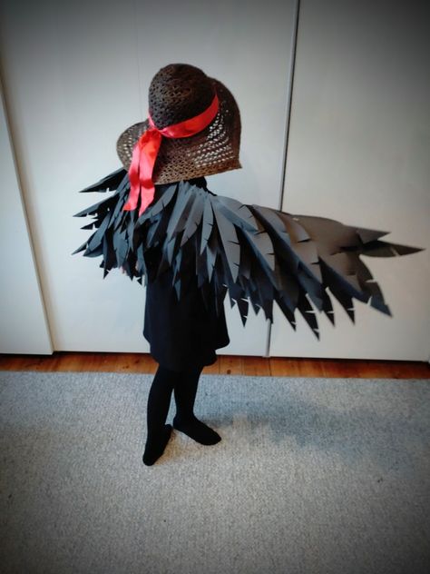 Crow Wings, Crow Costume, Paper Wings, Paper Feathers, Diy Costume, Coffee Drink Recipes, Black Paper, Diy Costumes, Wizard Of Oz