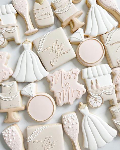 Pearl Cookies Decorated, Cookies For Bridal Shower Cute Ideas, Engagement Party Set Up Ideas, Custom Cookies Wedding, Bridal Shower Cookie Ideas, Pearls And Prosecco Cookies, White Wedding Cookies, Wedding Cookies Ideas, Bride To Be Cookies