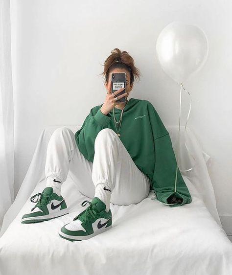 green and white outfit inspo Vestiti Edgy, Estilo Tomboy, Boty Nike, Mode Hipster, Jordan Outfit, Moda Streetwear, Jordan Outfits, Populaire Outfits, Tomboy Style Outfits