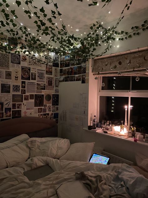 Bedroom Layouts With Windows, Aesthetic Window Seat Ideas, Room Ideas Aesthetic For 2 People, Bedroom Ideas For Nerds, Comfy Asethic Bedroom, Good Colors For Bedrooms, Leave Room Decor, Vines On Celling Aesthetic, Bedroom Ideas For Small Rooms Cozy Comfy