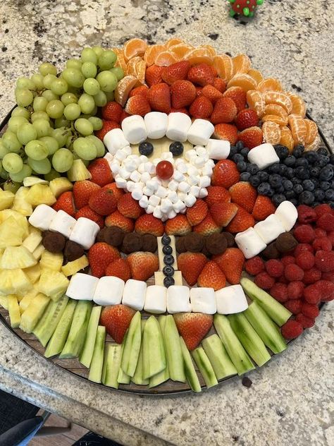 Santa Veggie Platter, Santa Fruit Platter, Xmas Buffet Ideas, Christmas Dessert Grazing Table, Christmas Kids Charcuterie Board, Christmas Movie Charcuterie Board, Santa Fruit Tray, Christmas Food Tray Ideas, Christmas Charcuterie Board For Kids