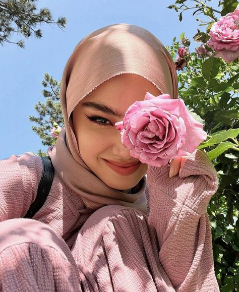 Photo Hijab, Ootd Poses, Hijab Trends, Hijab Aesthetic, Hijabi Aesthetic, Stylish Photo Pose, Muslimah Aesthetic, Instagram Photo Ideas Posts, Best Photo Poses