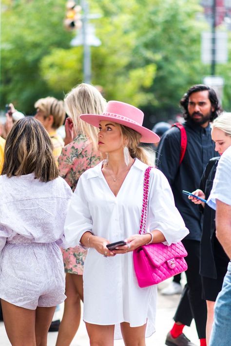 Adorable summer whites with pops of pink. #summerstyle #fashion #summerfashion #style White Shirt Dress Outfit, Shirtdress Outfit, Outfits Nyc, Shirt Dress Outfit, Outfits To Copy, Shirt Dress Summer, Blogger Outfits, Looks Party, Summer Street