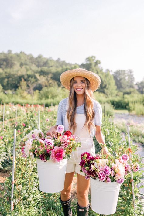 Country Garden Decor, Flower Branding, Farm Lifestyle, Farm Photography, Branding Photoshoot Inspiration, Flower Company, Farm Photo, Flower Farmer, Cut Flower Garden