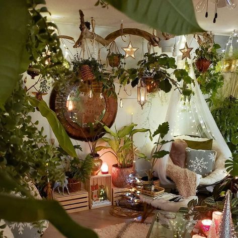 She Shed Boho, Boho She Shed Ideas, Bohemian She Shed, Rain Forest Aesthetic Room, Boho She Shed Interior, Boho She Shed, Plant Grunge Room, Forest Room Aesthetic, Stylish Apartment Decor