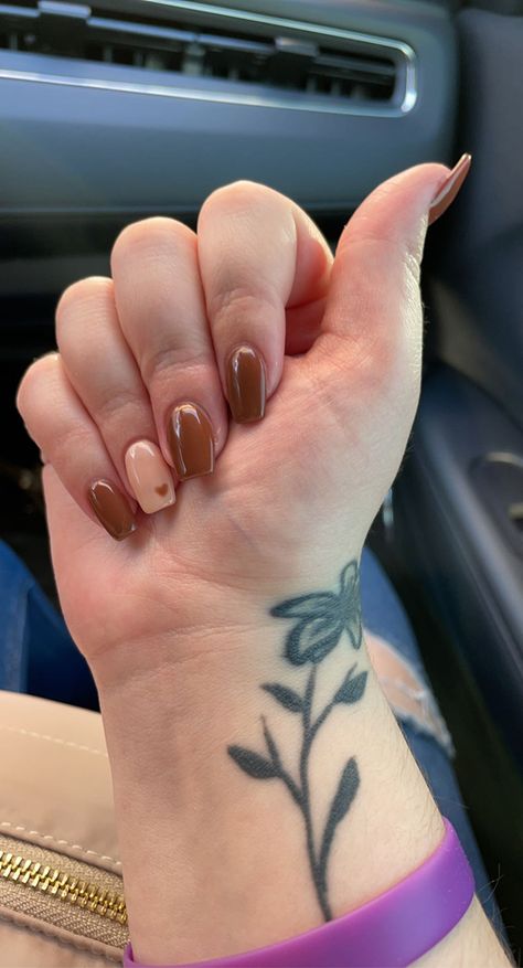 Brown Gel Nails Short Square, Simple Brown Nails Short, Trendy Brown Nails Short, Fall Nails 2023 Simple, Classy Fall Nails Short Square, Brown Nails With Accent Nail, Brown Nail Inspo Short, Short Nails Ideas Brown, Basic Brown Nails