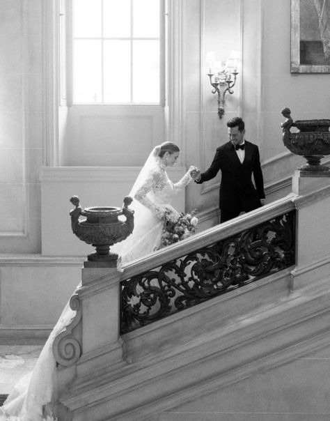 Hotel Staircase, Wedding Staircase, Pose Pengantin, Raffles Hotel, Wedding Photography List, Wedding Portrait Poses, Wedding Picture Poses, The Staircase, Wedding Couple Poses Photography