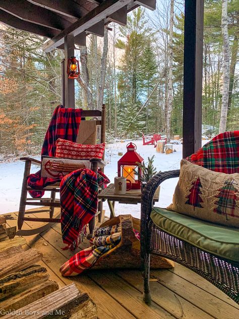 Cabin Porches, Cabin Christmas Decor, Pretty Porches, Chinese Christmas, Log Cabin Christmas, Christmas Cabin, Christmas Lodge, Cozy Cabins, Winter Decorating