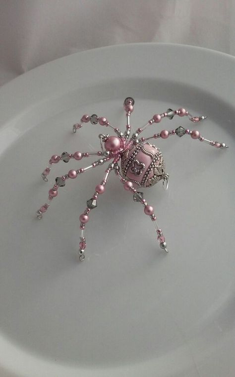 Diy Bead Spider, Spider Beads Diy, Art With Jewelry, Seed Bead Sculpture, Diy Beaded Spider, How To Make A Beaded Spider, Spider Jewelry Diy, Pink Spider Aesthetic, Beaded Spiders How To Make