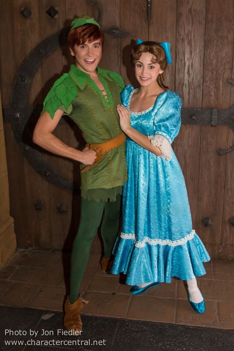 Character Duos, Disfraz Peter Pan, Peter Pan Cosplay, Peter Pan Costumes, Disney Duos, Disney World Orlando, Wendy Darling, Walt Disney World Orlando, Peter And Wendy