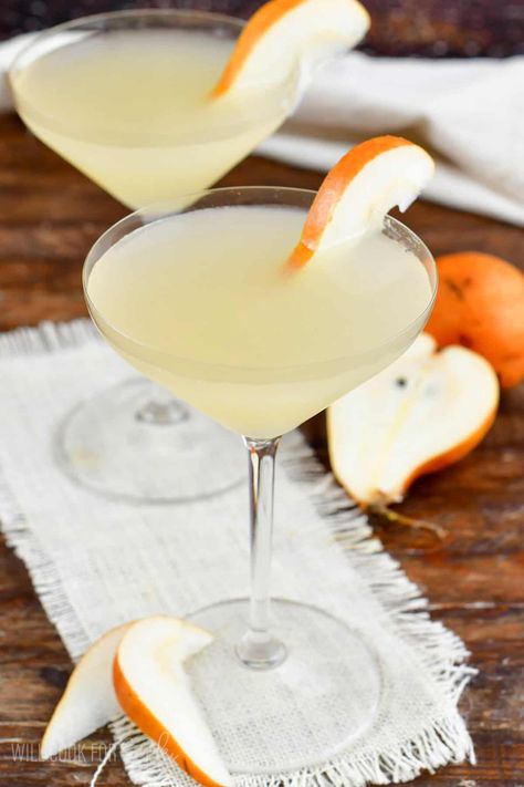 This aromatic pear martini features with pear vodka, elderflower liqueur, pear juice, lemon juice, and simple syrup. Asian Pear Martini Recipe, Pear Vodka Drinks, Pear Vodka Martini, Pear Martini Recipe, Vanilla Vodka Drinks, Elderflower Martini, Pear Cocktail, Pear Martini, Vodka Recipes Drinks