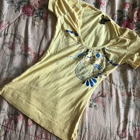 New Without Tags Originally Paid $49 Y2k 2000’s Deadstock Nostalgic Rocawear Yellow Tee Tshirt Size Medium. Wdw101321 Or Bxcrdbrdnxtchcs 90s Fashion Yellow, Y2k V Neck Top, Nostalgia 2000s Outfits, Lemon Clothes Aesthetic, Yellow 2000s Outfit, Y2k Yellow Outfit, Yellow Y2k Outfit, Y2k Tshirt Designs, 2000s Tshirts