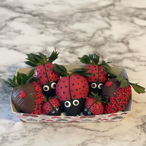 A family of Chocolate Covered Strawberries Lady Bugs 🥰 Strawberry Ladybugs, Ladybug Strawberries, Ladybug Chocolate Covered Strawberries, Fun Chocolate Covered Strawberries, Ladybug Treats, Flower Chocolate Covered Strawberries, Chocolate Covered Strawberries Ideas Birthday, Chocolate Covered Strawberry Ideas, Chocolate Covered Strawberries Birthday