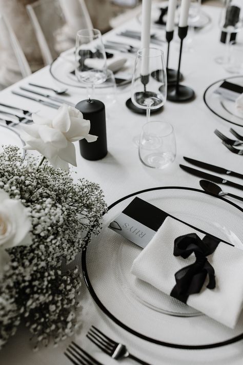 Black Charger Plates, Wedding Plate Setting, Coloured Glassware, Charger Plates Wedding, Monochrome Weddings, Black And White Wedding Theme, Dream Wedding Decorations, White Wedding Theme, Modern Luxe