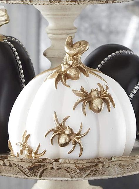 Resin Pumpkin, Fall Pumpkin Crafts, Fall Decor Diy Crafts, Classy Halloween, Casa Halloween, Gold Pumpkins, Halloween Table Decorations, Elegant Halloween, Chic Halloween