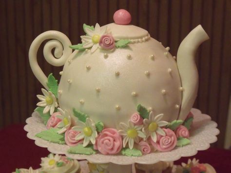 Teapot Cake - In honor of my aunt's 85th birthday, her daughter threw her a suprise tea party, complete with little finger sandwiches, scones, beautiful china and even live piano music. I've always wanted to try to make a teapot cake and since we were having a tea party.... The cake was a big hit! Teapot Cake, Tea Party Cake, Pot Cakes, Cupcakes Decorados, Cake Photo, Tea Party Bridal Shower, Tea Party Birthday, Special Cake, Cake Tutorial