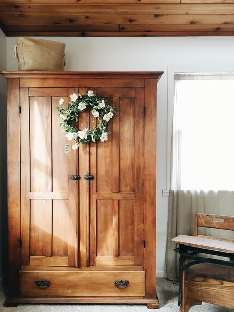 Rustic armoire + wreath + wood ceiling = farmhouse love <3 Wooden Armoire, Bedroom Armoire, Farmhouse Interior, Wood Ceilings, Style At Home, Home Fashion, My Dream Home, Cottage Style, Cozy House