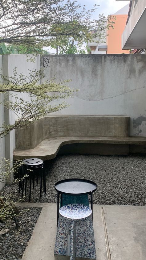 Concrete Seating Outdoor, Outdoor Waiting Area, Industrial House Exterior, Terrace House Exterior, Coffee House Design, Garden Planning Layout, Brick Patterns Patio, House Renovation Projects, Grill Gate Design