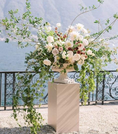 French Style Flower Arrangements, Church Alter Floral Arrangements, Altar Arrangements, Alter Flowers, Wildflower Wedding Theme, Urn Arrangements, Church Wedding Flowers, Wedding Alters, Altar Arrangement