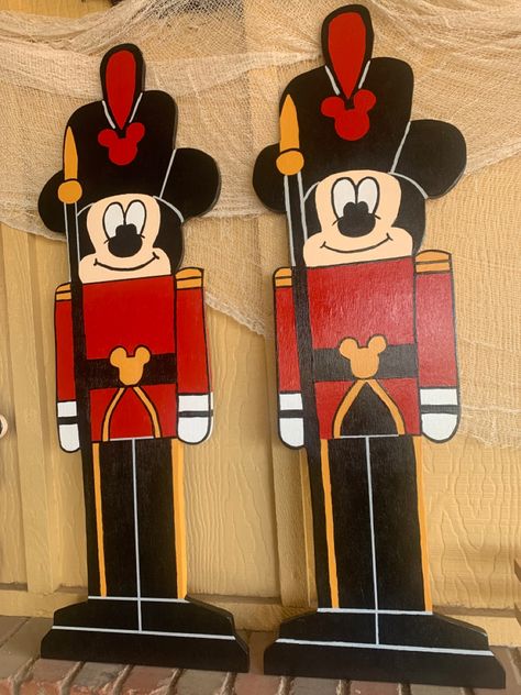 Disney Christmas Cutouts, Mickey Nutcracker, Minnie Gingerbread, Mickey Gingerbread, Disney Christmas Crafts, Plate Wall Display, Giant Lollipop, Disney Nutcracker, Mickey Mouse Christmas Tree