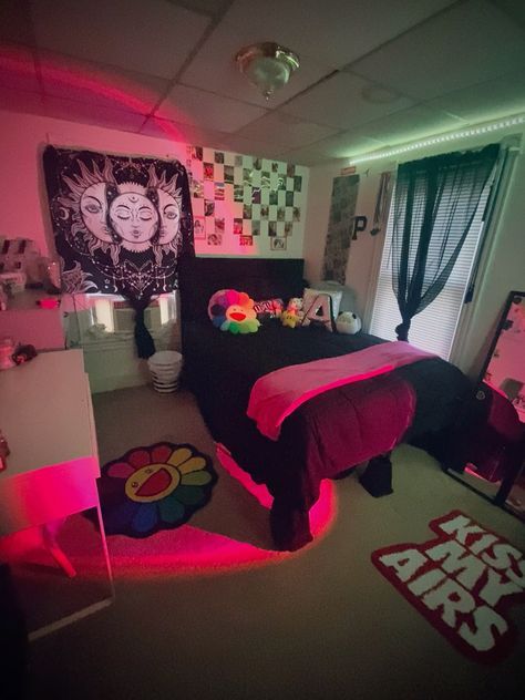 2020 Bedroom Trends, Bedroom With Bathroom Ideas, Bape Bedroom, Latina Room Ideas, Room Ideas Black Girls Ideas, Weird Apartment Decor, Room Ideas Aesthetic Small Rooms, Room Ideas Dark Aesthetic, Things To Have In Your Room