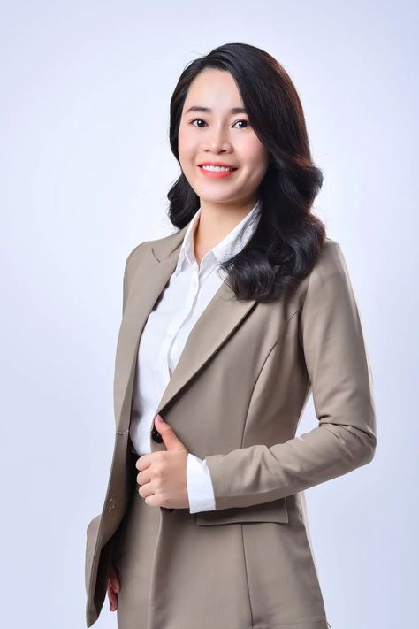 Outfit Formal Photo Poses Women, Formal Pose For Woman, Foto Formal Kerja, Corporate Headshots Women, Formal Poses, Photo Cv, Law Aesthetic, Professional Profile Pictures, Smart Casual Work Outfit Women