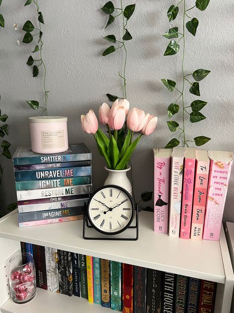 Cute Small Bookshelf Ideas, Book Aesthetic Decor, Book Room Decor Ideas, Room Decor Ideas Bookshelf, Cute Bedroom Shelves, Mini Bookshelf Aesthetic, Book Shelf Inspo Aesthetic, Room Bookshelf Aesthetic, Bookshelves In Bedroom Aesthetic