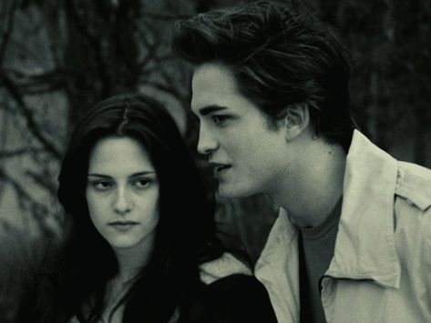 Bella Swan And Edward Cullen, Edward Cullen Twilight, Twilight Core, Twilight Vibes, Twilight Cast, Bella Cullen, Bella And Edward, Twilight Aesthetic, Twilight Photos