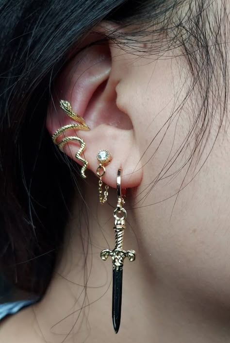 Pirate Piercings Aesthetic, Fantasy Earrings Aesthetic, Pirate Earring Aesthetic, Witchy Ear Piercings, Fantasy Piercings, Punk Ear Piercings, Obsidian Jewelry, Fantasy Earrings, Dope Jewelry