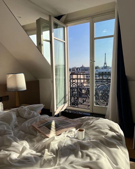 Bedroom Ideas Hotel Style, Paris Apartment Bedroom, Modern Bedroom Black, Bedroom Hotel Chique, Paris Apartment Aesthetic, White Bedroom Aesthetic, Design Hotel Room, Hotel Inspired Bedroom, Black Bedroom Ideas