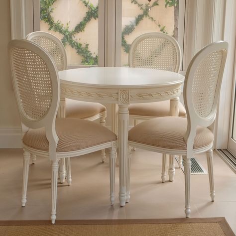 Essen, Antique Dining Table And Chairs, French Cottage Living Room, French Dining Room, French Provincial Dining Chairs, French Country Dining Room Decor, French Dining Table, Deco Baroque, French Dining Chairs