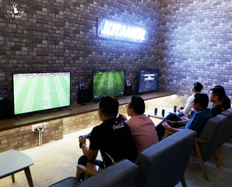 Gaming Business Ideas, Game Station Ideas, Game Center Design Ideas, Gaming Center Design, Gaming Cafe, Game Lounge, Playstation Room, Concrete Room, Games Room Inspiration