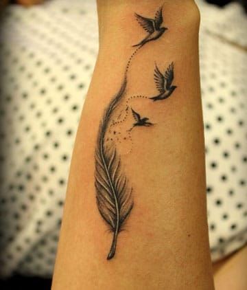 Show me someone with a tattoo and I'll show you someone with an interesting past. / “Enséñame a alguien con un tatuaje y yo te enseñaré a alguien con un pasado interesante. (Jack London) Tattoo Brazo Mujer, Tattoo Fe, Tattoo Feather, Cream Tattoo, Tattoo Diy, Bird Tattoo Wrist, Neotraditional Tattoo, Best Tattoos For Women, Arrow Tattoos