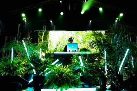 Dj Booths Ideas, Forest Event Design, Jungle Dj Booth, Jungle Booth Design, Dj Booth Ideas Design, Tropical Dj Booth, Neon Jungle Decor, Jungle Nightclub, Tropical Nightclub