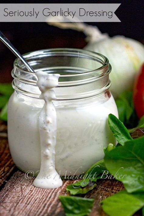 Essen, Creamy Garlic Dressing, Garlic Salad Dressing, Garlic Dressing, Vegetable Dips, Salad Dressing Recipes Homemade, Veggie Dip, Homemade Salads, Creamy Garlic