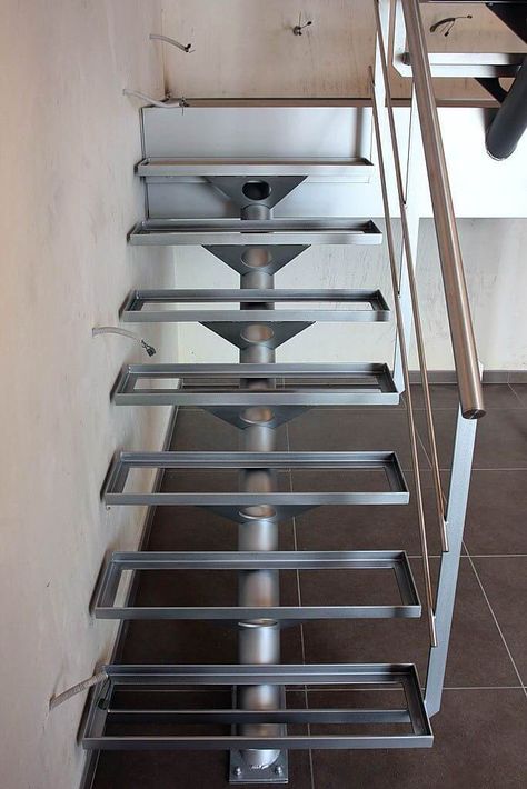 50 Beautiful Iron Stair Construction Ideas - Engineering Discoveries Steel Stairs Design, Iron Stairs, Stair Design Architecture, درج السلم, Porte In Ferro, Staircase Outdoor, Staircase Design Modern, Stair Makeover, Staircase Railing Design