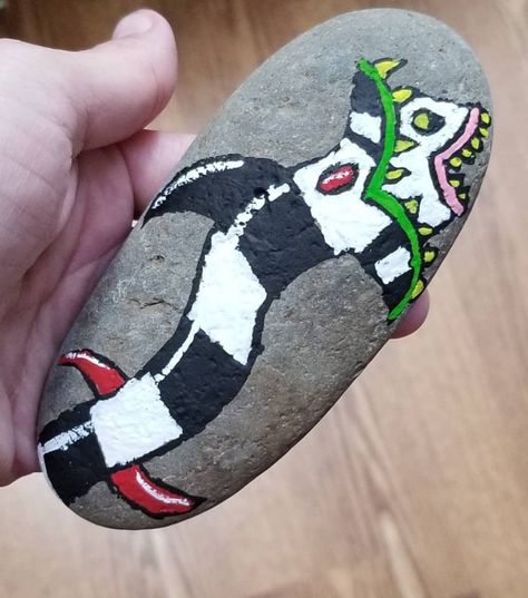 Beetlejuice Painted Rocks, Beetlejuice Rock Painting, Beetlejuice Painting, Beetlejuice Sandworm, Halloween Donuts, Halloween Rocks, Stone Art Painting, Garden Fun, Art Time