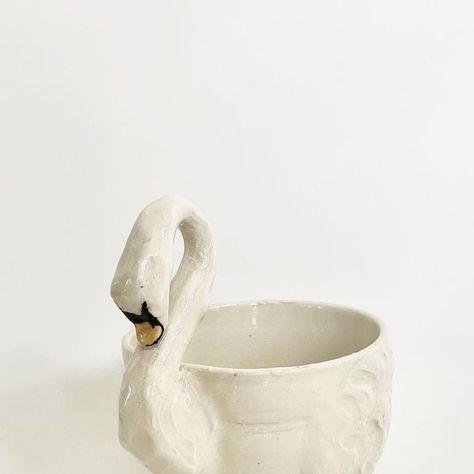 @ceramicsalyssa on Instagram: "Swan cup 🥲🌟❤️🎀 I think I’ll make more of these. What do you think? #ceramic #clay #pottery #swan #northamptonma #homedecor" Ceramic Art Animals, Ceramic Jewelry Organizer, Swan Mug, Air Dry Pottery, Ceramic Cup Ideas, Clay Cup Ideas, Swan Pottery, Modelling Clay Ideas, Clay Swan