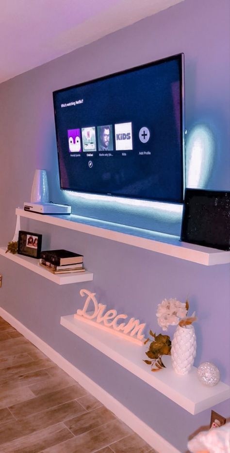 Tv On Wall Decor, Paneling Tv Wall, Console Decorating Ideas, Tv Console Decorating Ideas, Wall Paneling Tv, Tv Wall Paneling, Console Decor Ideas, Leaving Room Ideas, Rose Gold Bedroom