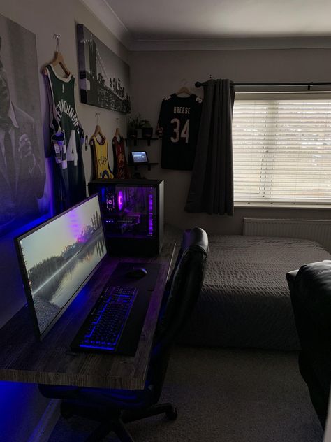 Ps5 Setup Small Bedroom, Best Room Setup, Room Inspiration Bedroom Gaming, Small Setup Gaming, Desk Pc Ideas, Pc In Bedroom, Console Setup Gaming, Pc Bedroom Setup, Small Room Gaming Setup With Bed