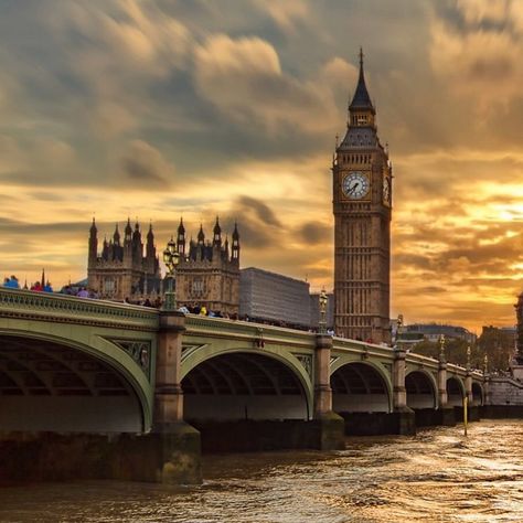 Big Ben and Westminster Bridge, London, England 🇬🇧 This iconic view captures the grandeur of Big Ben and the Houses of Parliament at sunset in London, England. The golden light of the setting sun casts a warm glow over the River Thames and Westminster Bridge, highlighting the intricate details of the Gothic Revival architecture. As one of the most recognizable landmarks in the world, this scene embodies the historic charm and enduring significance of the British capital. House Of Parliament, Gothic Revival Architecture, Westminster Bridge, Revival Architecture, Gothic Revival, Houses Of Parliament, Over The River, The Gothic, Golden Light