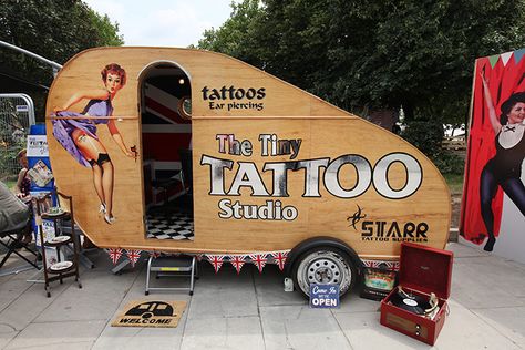 studio Mobile Tattoo, Parlor Ideas, Moving Business, Tattoo Shop Interior, Tattoo Shop Decor, Tattoo Studio Interior, Tattoo Station, Tattoo Van, Barber Chairs