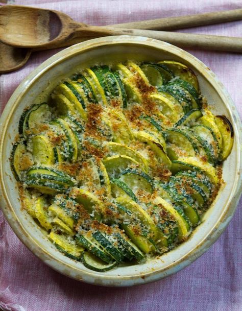 Turn your back for five minutes and suddenly there are zucchini a foot long in every vegetable garden. Summer is in full swing, and summer squash (zucchini, yellow squash, crookneck squash, and pattypan squash) are super versatile; great shredded as a raw salad, grilled with garlic, or, as I did this week when it was too hot to stand over my grill, baked with a generous coating of breadcrumbs and Parmesan. Baked Summer Squash, Pattypan Squash, Summer Squash Recipes, Vegetarian Main Dishes, Yellow Squash, Quick Weeknight Meals, Summer Squash, Squash Recipes, Idee Pasto Sano