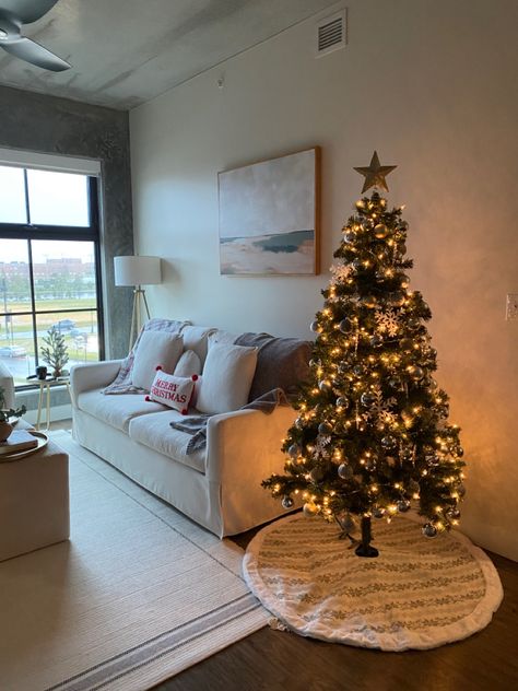 Christmas Living Room Decor Apartment, Christmas Decorated Apartments, Christmas Tree For Small Apartment, Small Christmas Apartment, Christmas Tree Ideas Small Apartment, Small Christmas Tree Bedroom, Christmas Tree Room Ideas, 5ft Christmas Tree Ideas, Christmas Tree In Apartment