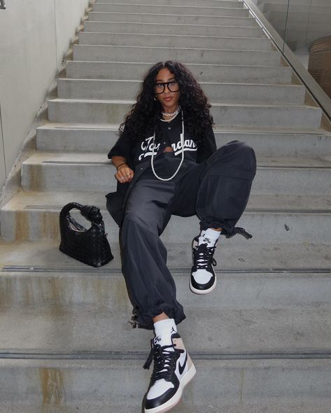 Def working on a little video recap but in the meantime, here’s a little dump from this weeks Jordan trip to watch the WNBA Sparks VS Dream game in LA 🫶🏾✨ @jumpman23 Wnba Women Style, Street Style Jordans, Hip Hop Show Outfit, Wnba Game Outfit, Outfit Con Jordan, Nba Game Outfit Woman, Jordan Trip, Styling Jordans, Parisian Street Style