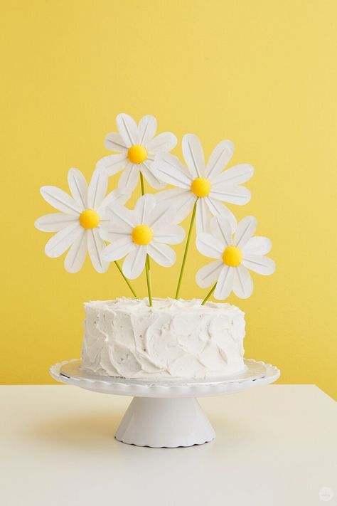 DIY daisy cake toppers for a spring chicks rule party - Think.Make.Share. Pokemon Torte, Cake Toppers Wedding, Daisy Cake, Daisy Cakes, Daisy Party, Diy Cake Topper, Cake Cover, Diy Cake, Perfect Cake