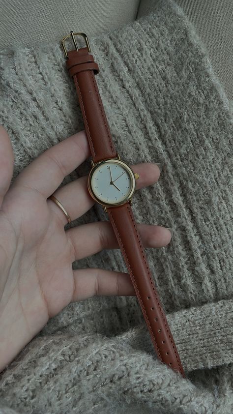 Watch For Women Classy, Hand Watch Aesthetic, Small Watches Women, Trendy Watches Women, Vintage Saat, Elegant Watches Women, Vintage Wrist Watch, Pretty Watches, Classy Watch