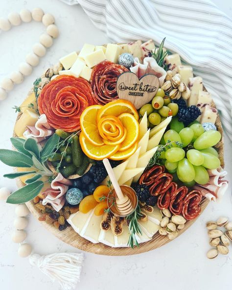 Charcuterie Board Rustic Ideas, Tea Charcuterie Board Ideas, Charcuterie Board Ideas Anniversary, Small Charcuterie Table Display, Cheese Board Ideas Small, Charcuterie Board For 1, Edible Flowers For Charcuterie Board, Couple Charcuterie Board, Celebration Of Life Charcuterie Board